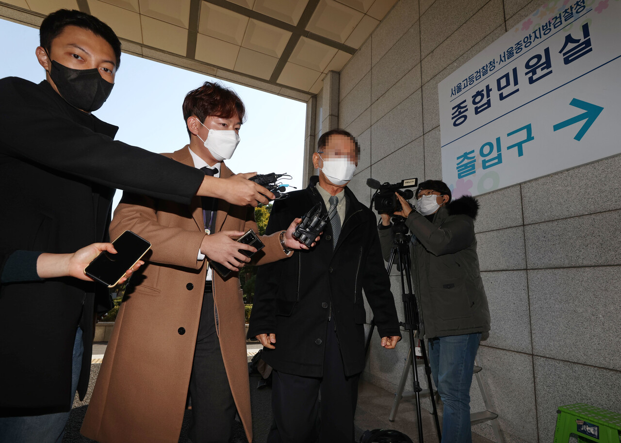 성남 대장동 개발 로비·특혜 의혹 사건과 관련해 검찰 조사를 받고 있는 황무성 성남도시개발공사 초대 사장이 24일 오후 참고인 신분으로 소환돼 서울 서초구 서울중앙지검에 들어서고 있다. /연합뉴스