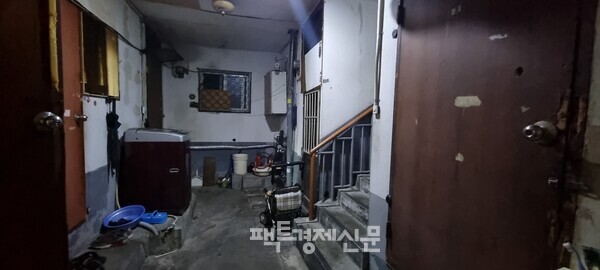 동자동에 위치한 쪽방촌. 여러 개의 방이 다닥다닥 붙어 있다./ 김현우 기자