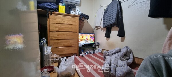 쪽방촌 방 내부 모습./김현우 기자