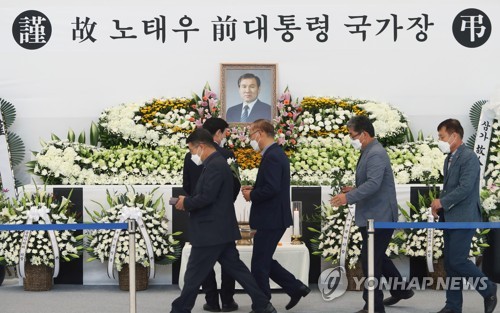 정부가 고(故) 노태우 전 대통령 장례를 닷새간의 국가장으로 치르기로 한 27일 대구 달서구 안병근올림픽기념유도관에 마련된 국가장 분향소에서 시민들이 고인을 추모하고 있다. /연합뉴스