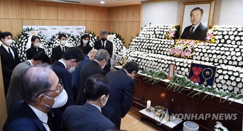 27일 오후 서울대병원 장례식장에 마련된 노태우 전 대통령 빈소에서 조문객들이 조문하고 있다. /사진공동취재단=연합뉴스