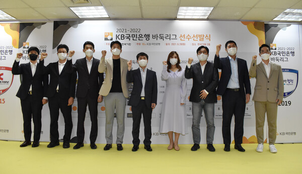 선수 선발식을 마친 각 팀 감독들이 한 자리에 모여 선전을 다짐하고 있다. /사진제공=한국기원