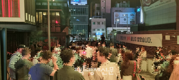 지난달 26일 자정, 팩트경제신문이 취재한 용산구 이태원역 주변 길거리 모습./ 김현우 기자