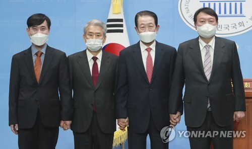 박주선 전 국회부의장과 바른미래당 김동철 전 원내대표가 29일 오후 국회 소통관에서 국민의힘 윤석열 대선 경선 후보를 지지하는 기자회견을 한 뒤 윤 후보와 기념촬영을 하고 있다. 왼쪽부터 하태경 윤 캠프 공동선대위원장, 바른미래당 김동철 전 원내대표, 박주선 전 국회부의장, 윤 후보. /국회사진기자단=연합뉴스