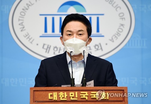 국민의힘 원희룡 대선 경선 후보가 28일 오전 서울 여의도 국회에서 대장동 게이트 관련 긴급 기자회견을 하고 있다. /국회사진기자단=연합뉴스