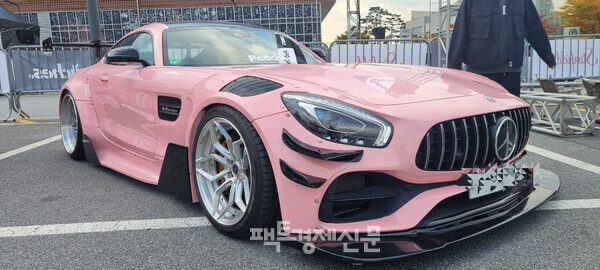 30일 진행된 Peaches 행사에 전시된 벤츠 차량./ 김현우 기자