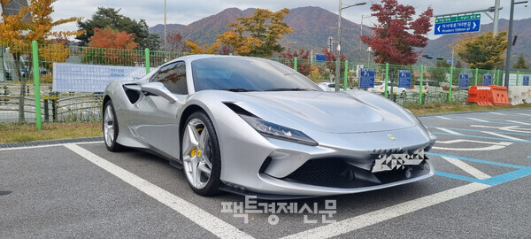 Peaches 행사에 전시된 페라리 자동차./ 김현우 기자