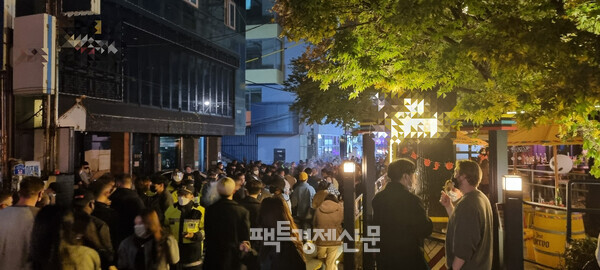 인파로 가득한 30일 밤 서울 마포구 홍대앞 거리 모습./ 김현우 기자