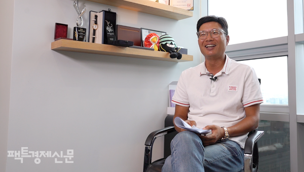 송재룡 대표는 팩트경제신문과의 인터뷰에서 트레져헌터 성장 배경으로 “열정 넘치는 250명의 패밀리”라고 답했다.