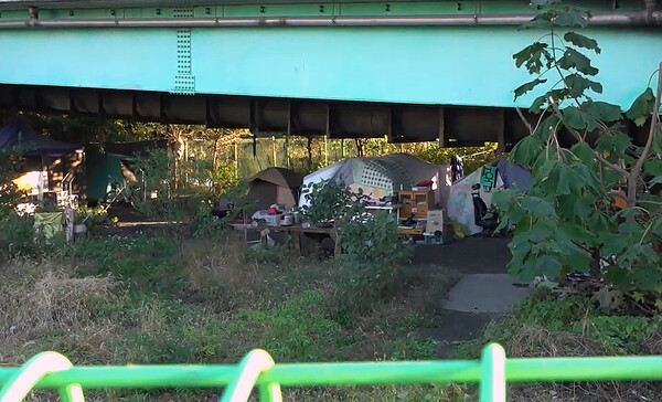  용산역과 아이파크몰 뒤편 다리 밑에 있는 텐트촌. 오갈 데 없는 노숙인들이 모여 생활하는 곳이다. /옥지훈 기자