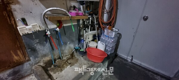쪽방촌 공용 세면대./김현우 기자