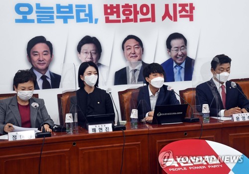 국민의힘 이준석 대표(오른쪽에서 두 번째)가 4일 오전 국회에서 열린 최고위원회의에서 발언하고 있다. 뒤에는 국민의힘 대선 경선에 참여하는 후보자 4인(왼쪽부터 원희룡, 유승민, 윤석열, 홍준표)의 사진이 걸려 있다. /국회사진기자단=연합뉴스