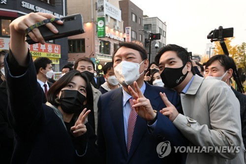 국민의힘 윤석열 대선 경선 후보가 3일 서울 마포구 경의선숲길을 방문해 청년 지지자들과 기념촬영을 하고 있다. /국회사진기자단=연합뉴스
