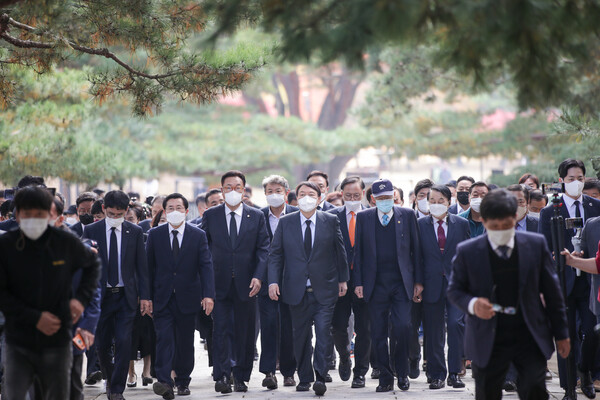 윤석열 국민의힘 후보와 충무공 이순신장군 후손인 덕수이씨 종친회 일동(종친회장 이종환), 지지자들과 함께 묘역에 참배하기 위해 입장하고 있다. / 덕수이씨 종친회 제공