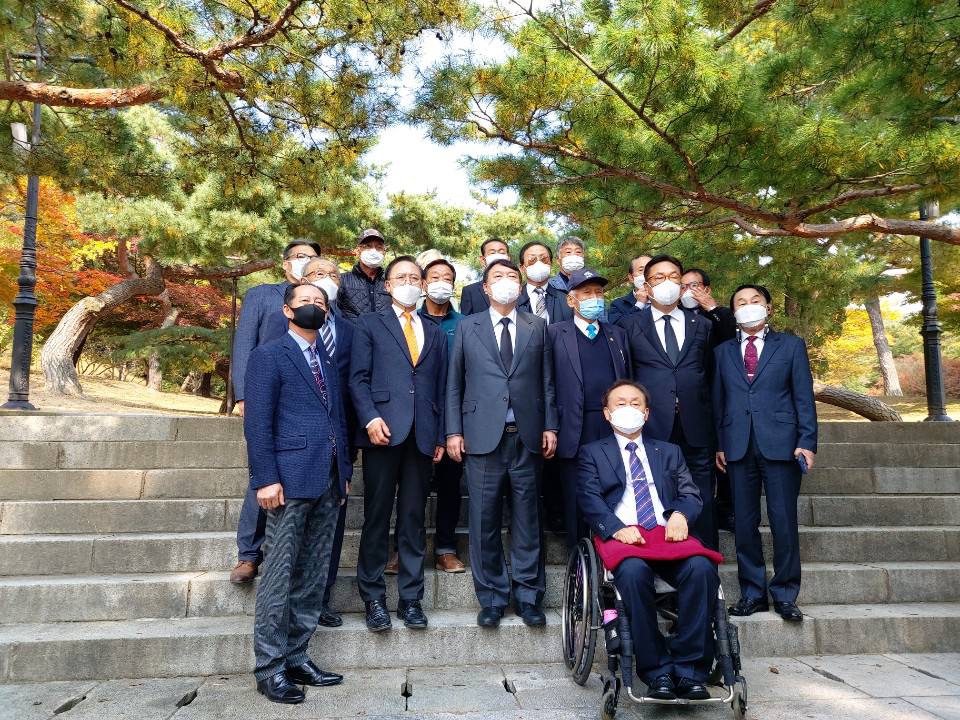 윤석열 국민의힘 후보와 충무공 이순신장군 후손인 덕수이씨 종친회 일동(종친회장 이종환: 충남 아산시 거주)과 현충사 참배 후 함께한 기념 촬영. / 덕수이씨 종친회 제공