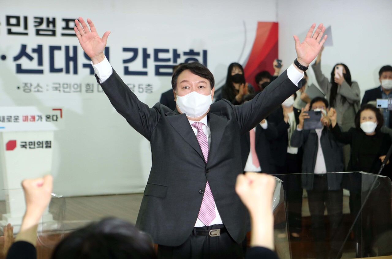 국민의힘 대권주자인 윤석열 전 검찰총장이 10월 30일 대구시당 지역 당원 간담회에 앞서 손을 들어 인사하고 있다./ 연합뉴스