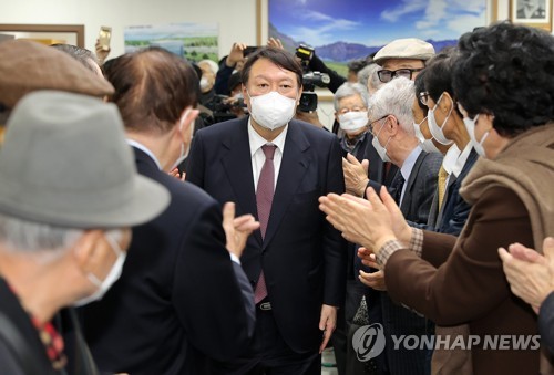 국민의힘 윤석열 대선후보가 8일 오후 국회 헌정회를 예방해 회원들과 인사를 나누고 있다. /국회사진기자단=연합뉴스