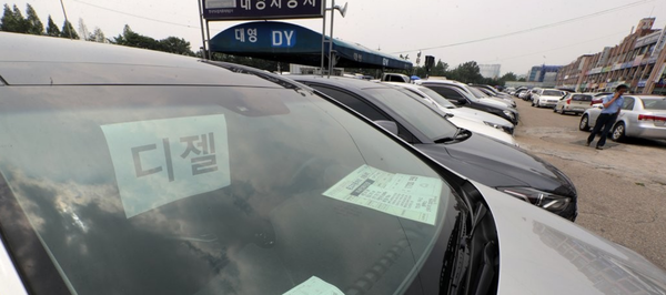 중고차 시장에 전시되어 있는 디젤 차량./연합뉴스