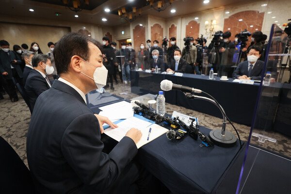 정은보 금융감독원장이 9일 오전 서울 여의도 켄싱턴호텔에서 열린 시중 은행장과의 간담회에서 발언하고 있다. /연합뉴스