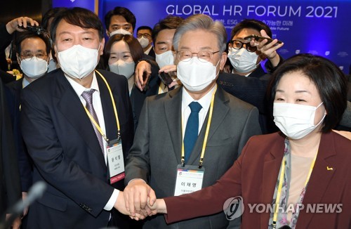 더불어민주당 이재명 대선후보(가운데), 국민의힘 윤석열 대선후보(인쪽), 정의당 심상정 대선후보가 10일 광장동 그랜드워커힐서울에서 열린 한국경제신문이 주최한 글로벌인재포럼2021 행사에 참석해 VIP간담회에서 인사를 하고 있다. /국회사진기자단=연합뉴스