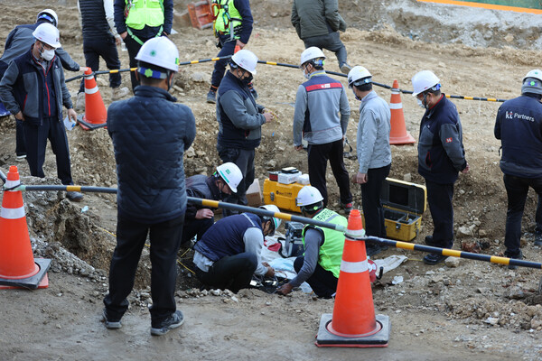 11일 오후 서울 영등포구 월드컵대교 남단 인근 공사장에서 KT 관계자들이 절단된 광케이블 복구 작업을 하고 있다. /연합뉴스
