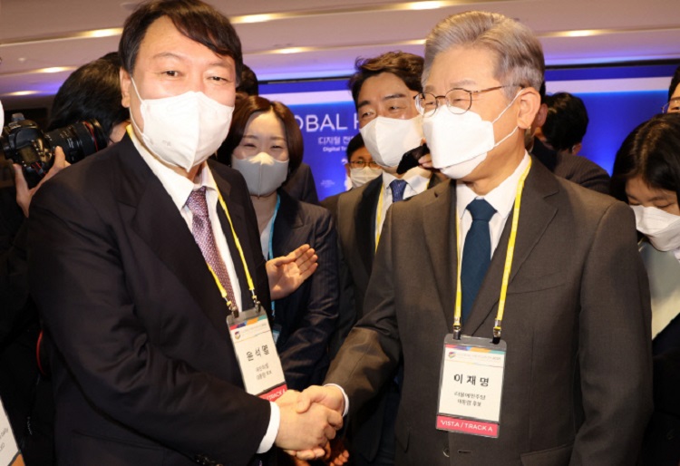 이재명 더불어민주당 대선 후보(오른쪽)와 윤석열 국민의힘 대선 후보가 지난 10일 서울 광진구 그랜드워커힐서울에서 한국경제신문 주최로 열린 글로벌인재포럼2021 행사 VIP 간담회에서 악수하고 있다. /국회사진기자단=연합뉴스