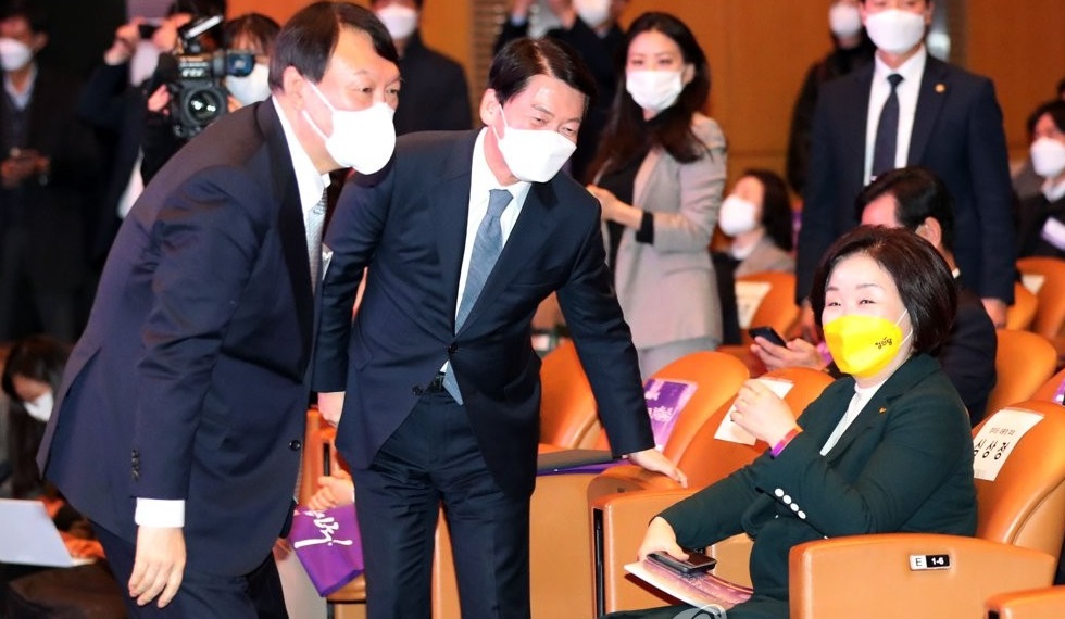 윤석열 국민의힘 대선 후보(왼쪽부터), 안철수 국민의당 대선 후보, 심상정 정의당 대선 후보가 지난 9일 오후 서울 강남구 삼성동 코엑스에서 열린 제56회 전국여성대회에 참석해 인사를 나누고 있다. /연합뉴스