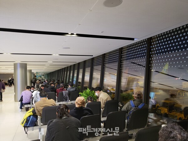 지난 14일 김포공항의 저녁 풍경./ 김현우 기자