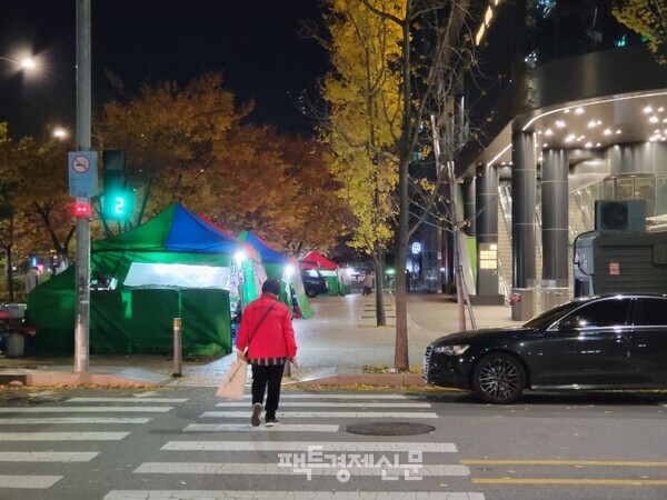 17일 자정 영등포 여의도역 3번 출구 앞 포장마차 거리./김현우 기자