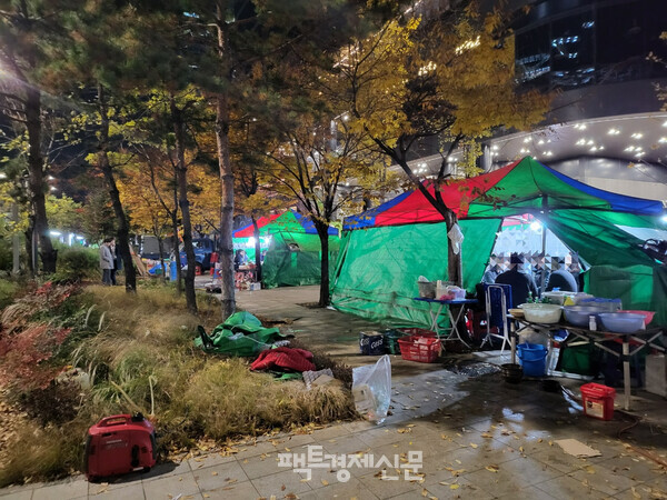 자정이 넘은 시간임에도 불구하고 포장마차는 손님들로 가득하다./김현우 기자