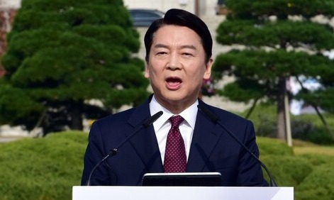 국민의당 안철수 대표가 지난 1일 서울 여의도 국회 잔디광장 분수대 앞에서 제20대 대통령선거 출마 선언을 하고 있다. 정치권에서는 안 대표가 이번 대선을 완주할 가능성이 높다고 보고 있다. /국회사진기자단=연합뉴스