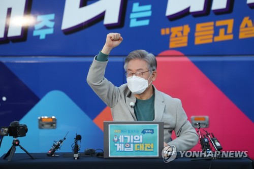 더불어민주당 이재명 대선후보가 19일 대전시 유성구 대전 엑스포 시민광장에서 프로게이머와 함께 카트라이더 게임을 한 뒤 환호하고 있다. /연합뉴스