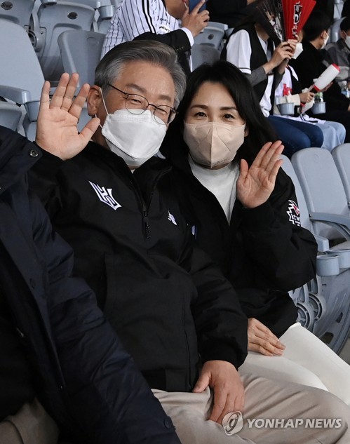 이재명 더불어민주당 대선 후보와 부인 김혜경 씨가 18일 오후 서울 고척스카이돔에서 열린 '2021 신한은행 SOL KBO리그' KT 위즈와 두산 베어스의 한국시리즈 4차전을 관전하고 있다. /공동취재=연합뉴스