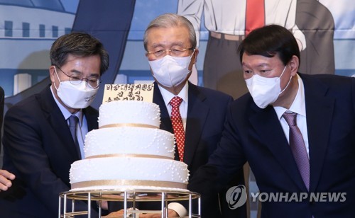 (오른쪽부터)국민의힘 윤석열 대선후보와 김종인 전 비상대책위원장, 김동연 전 경제부총리가 15일 오전 서울 용산구 그랜드 하얏트 서울에서 열린 '만화로 읽는 오늘의 인물이야기 비상대책위원장-김종인' 출판기념회에서 케이크를 자르고 있다. /국회사진기자단=연합뉴스