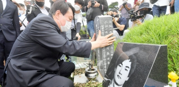 대선 예비후보인 윤석열 전 검찰총장이 지난 7월 17일 오전, 광주 북구 5·18 구묘역(민족민주열사묘역)에서 이한열 열사의 묘소를 참배하고 있다./ 연합뉴스