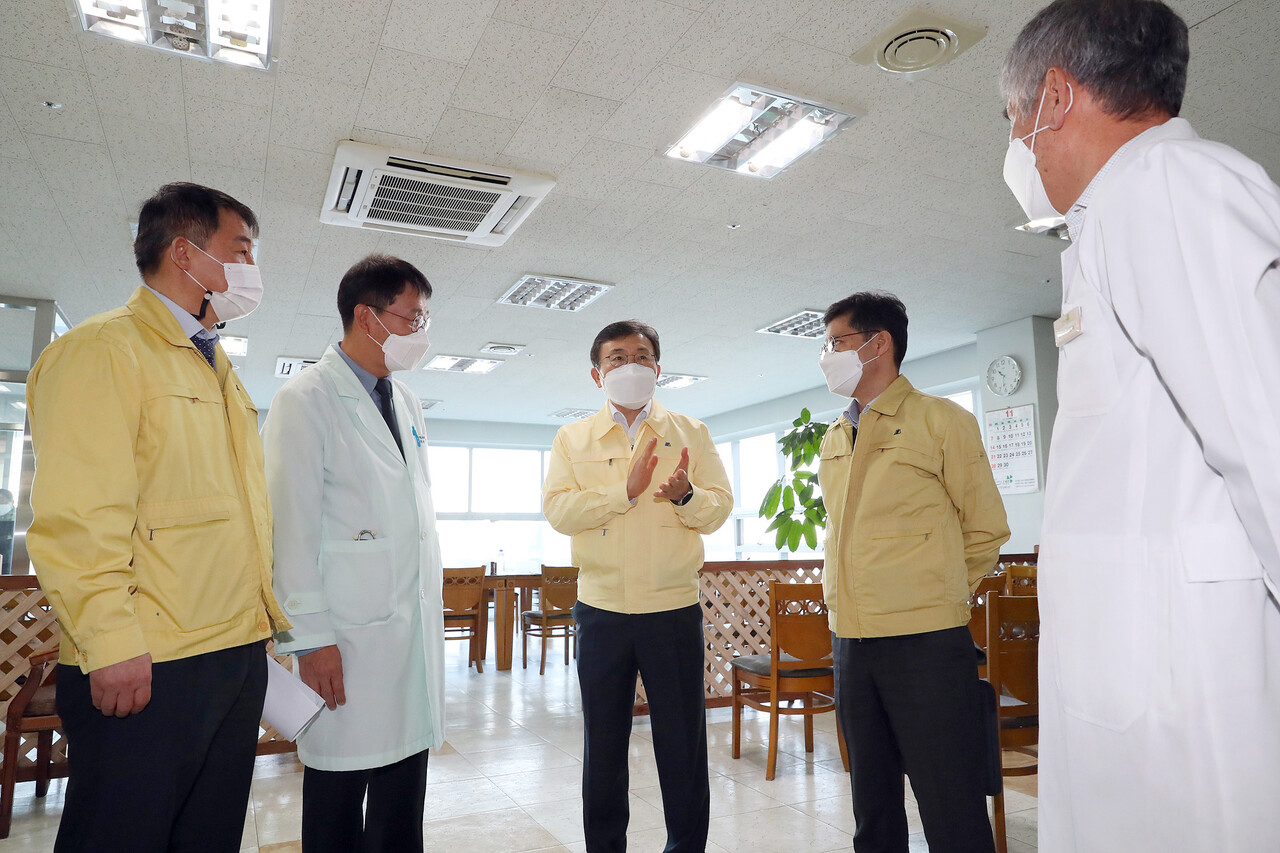 권덕철 보건복지부 장관이 대전 중구 소재 '행복한시니어스요양병원'과 '평화가득함요양원'을 방문해 코로나19 실태를 점검하고 있다./ 연합뉴스