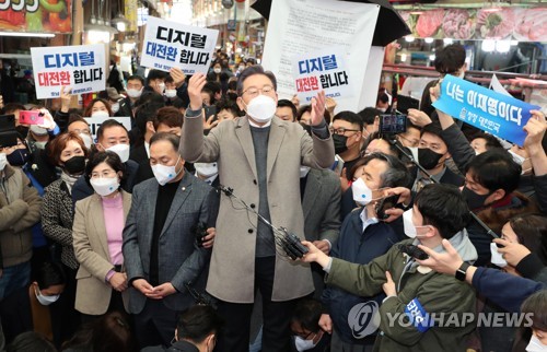 더불어민주당 이재명 대선후보가 26일 오전 전남 목포시 동부시장을 방문, 즉석연설을 하고 있다. 이 후보는 시장에서의 즉석연설, 큰절 퍼포먼스, 최근 회색 머리를 검게 염색하는 등 유권자들에게 보다 가까이 다가가기 위해 노력하고 있는 모습이다. /연합뉴스