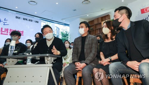 국민의힘 윤석열 대선 후보가 28일 오후 서울 여의도 하우스 카페에서 열린 '대선 D-100, 내일을 생각하는 청년위원회 및 청년본부 출범식'에서 청년위원들과 대화를 나누고 있다. /국회사진기자단=연합뉴스