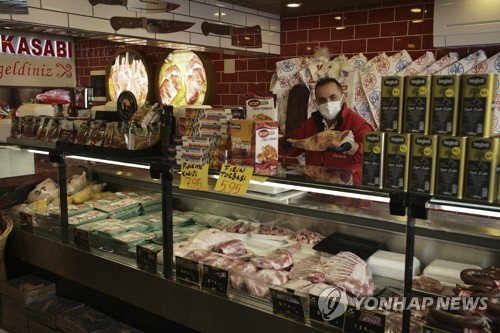 지난달 9일(현지시간) 터키 수도 앙카라의 한 식품점에서 직원이 포장육을 진열하고 있다. 소비자 물가가 상승하고 리라화 가치는 사상 최저치로 폭락하면서 터키 경제는 심각한 인플레를 맞고 있다. 정부 기관이 발표한 물가 상승률은 20% 선이지만 민간 연구소들은 50%에 가깝다고 추산하고 있다./연합뉴스