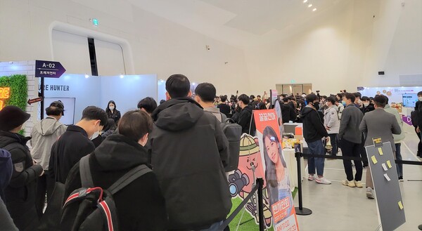 2021 대한민국 1인미디어대전에 참여한 크리에이터 ‘꿀꿀선아’가 팬사인회를 가졌다./사진=트레져헌터