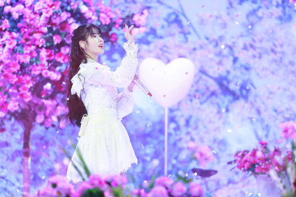 4년 만에 멜론뮤직어워드(MMA)에 돌아온 아이유가 대상격인 ‘올해의 아티스트’, ‘올해의 앨범’을 비롯해 5관왕에 올랐다. /카카오엔터테인먼트