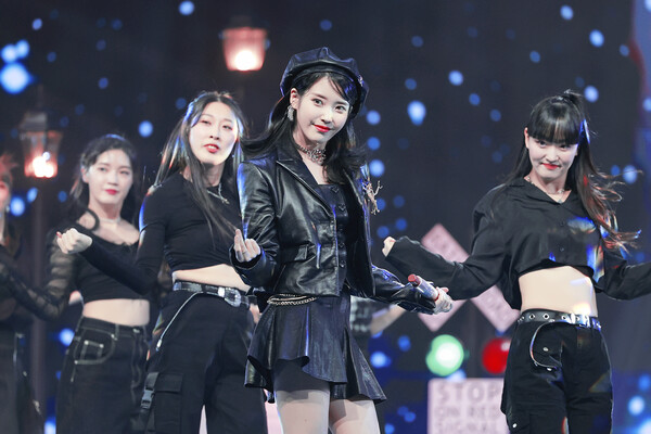 아이유는 ‘올해의 앨범’인 5집 ‘라일락’에 대해 “20대 마지막 앨범”이라며 곧 다가오는 30대에 펼쳐질 음악활동에 대한 각오를 드러냈다. /카카오엔터테인먼트