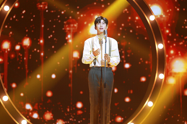 임영웅은 컬래버레이션 무대로 전 세대를 아우르는 자신만의 매력을 확실히 드러냈다. /카카오엔터테인먼트