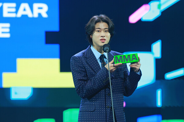 이무진은 MMA2021 3관왕에 올라 올해 가장 뜨거웠던 신인이라는 것을 증명했다. /카카오엔터테인먼트