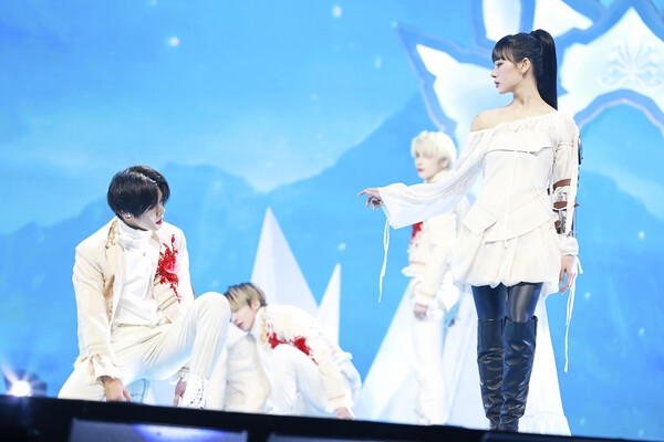 투모로우바이투게더(TXT) 무대엔 ‘대세 댄서’ 노제가 깜짝 등장해 많은 환호를 받았다. /카카오엔터테인먼트