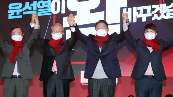 국민의힘 윤석열 대선 후보(오른쪽에서 두 번째)가 6일 오후 서울 송파구 올림픽공원 체조경기장에서 열린 국민의힘 제20대 대통령선거 선거대책위원회 출범식에서 김종인 총괄선대위원장(왼쪽에서 두 번째), 이준석(오른쪽), 김병준(왼쪽) 상임선대위원장과 손을 맞잡고 인사하고 있다. /국회사진기자단=연합뉴스