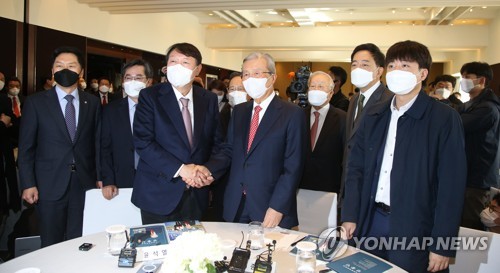 국민의힘 윤석열 대선 후보가 지난 11월 15일 서울 용산구 그랜드 하얏트 서울 호텔에서 열린 만화로 읽는 오늘의 인물이야기 '비상대책위원장-김종인' 출판기념회에 참석해 김 전 비대위원장과 악수하고 있다. 왼쪽부터 국민의힘 김기현 원내대표, 김동연 전 경제부총리, 윤 후보, 김 전 비대위원장, 금태섭 전 의원, 국민의힘 이준석 대표. /국회사진기자단=연합뉴스