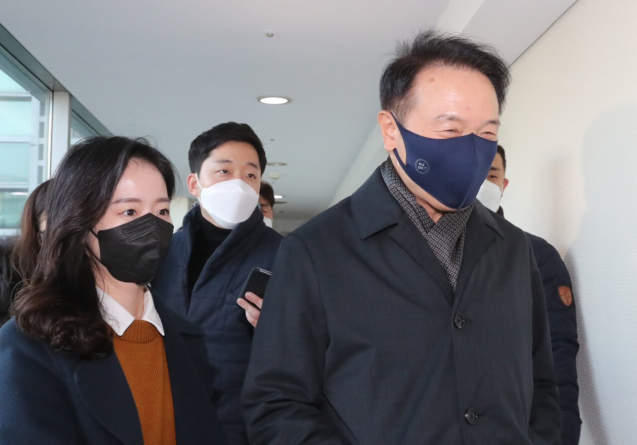 임태희 전 청와대 비서실장이 지난달 25일 김종인 전 국민의힘 비대위원장 사무실로 들어서며 취재진의 질문을 받고 있다. /연합뉴스