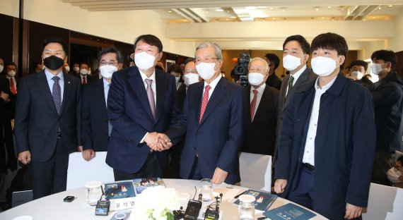 윤석열 국민의힘 대선후보와 손경식 한국경영자총협회 회장이 지난 15일 서울 용산구 그랜드하얏트서울호텔에서 열린 김종인 전 비상대책위원장의 출판기념회에 참석했다. 왼쪽부터 김기현 국민의힘 원내대표,김동연 전 부총리, 윤 후보, 김 전 비대위원장, 손경식 회장, 금태섭 전 의원, 이준석 국민의힘 대표. /국회사진기자단=연합뉴스