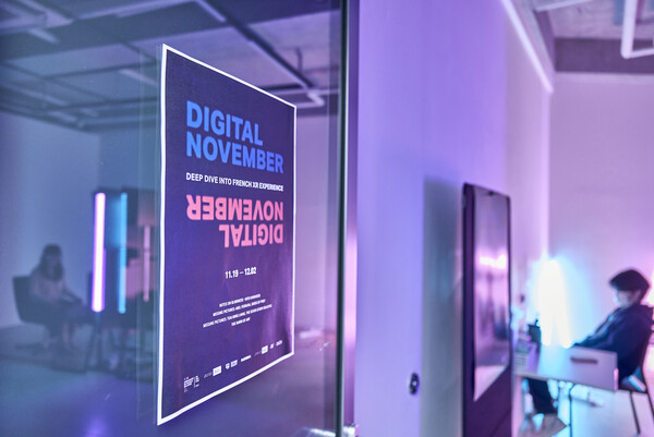 VR 콘텐츠 전시 ‘디지털 노벰버’는 부천국제판타스틱영화제(BIFAN)에서 14일 전회 매진을 기록했다. 플랫폼엘 전시 공간에서 VR작품을 감상 중인 관객. /부천국제판타스틱영화제